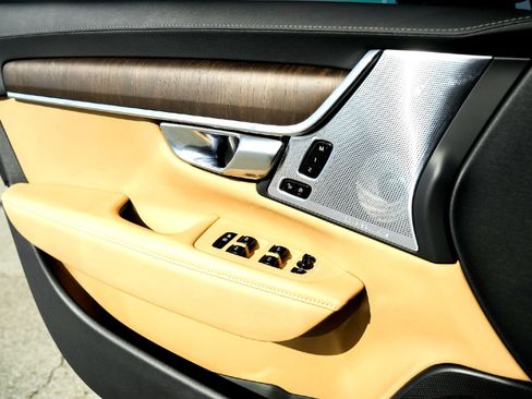 Used 2023 Volvo V90 B6 Cross Country Ultimate image 22