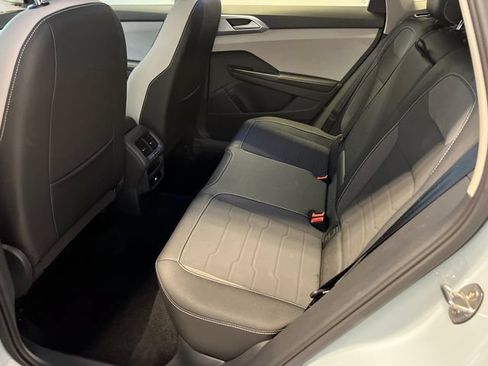 Certified 2025 Volkswagen Taos SE FWD image 16