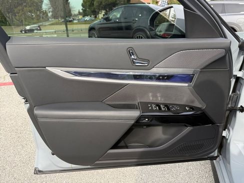 Used 2023 BMW 740i image 12