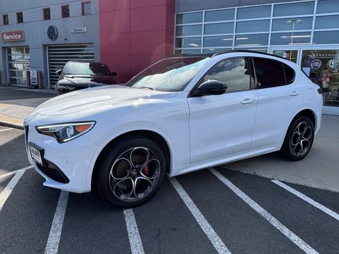 Used 2022 Alfa Romeo Stelvio Veloce AWD/4WD image 4