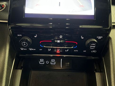 Used 2024 Jeep Grand Cherokee Altitude image 19