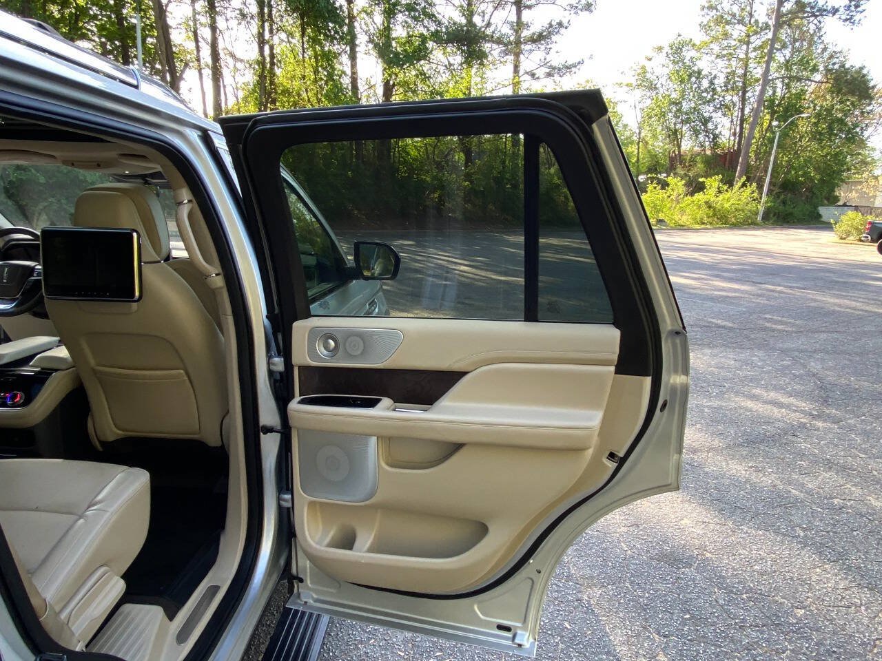 Used 2019 Lincoln Navigator Reserve AWD/4WD image 64