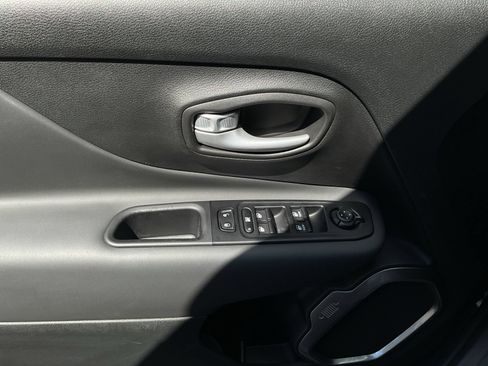 Used 2023 Jeep Renegade Latitude AWD/4WD image 30