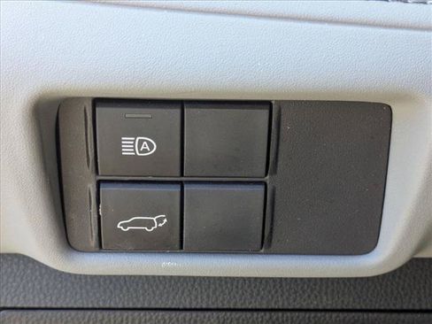 Used 2022 Toyota Highlander XLE FWD image 13