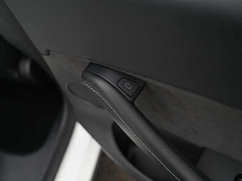 Used 2022 Tesla Model Y Long Range image 40