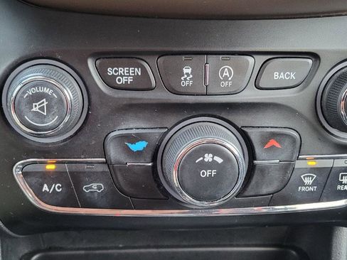 Used 2015 Jeep Cherokee Latitude image 18