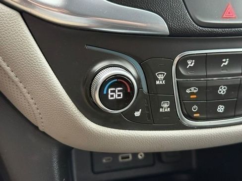 Used 2021 Chevrolet Equinox Premier FWD image 23