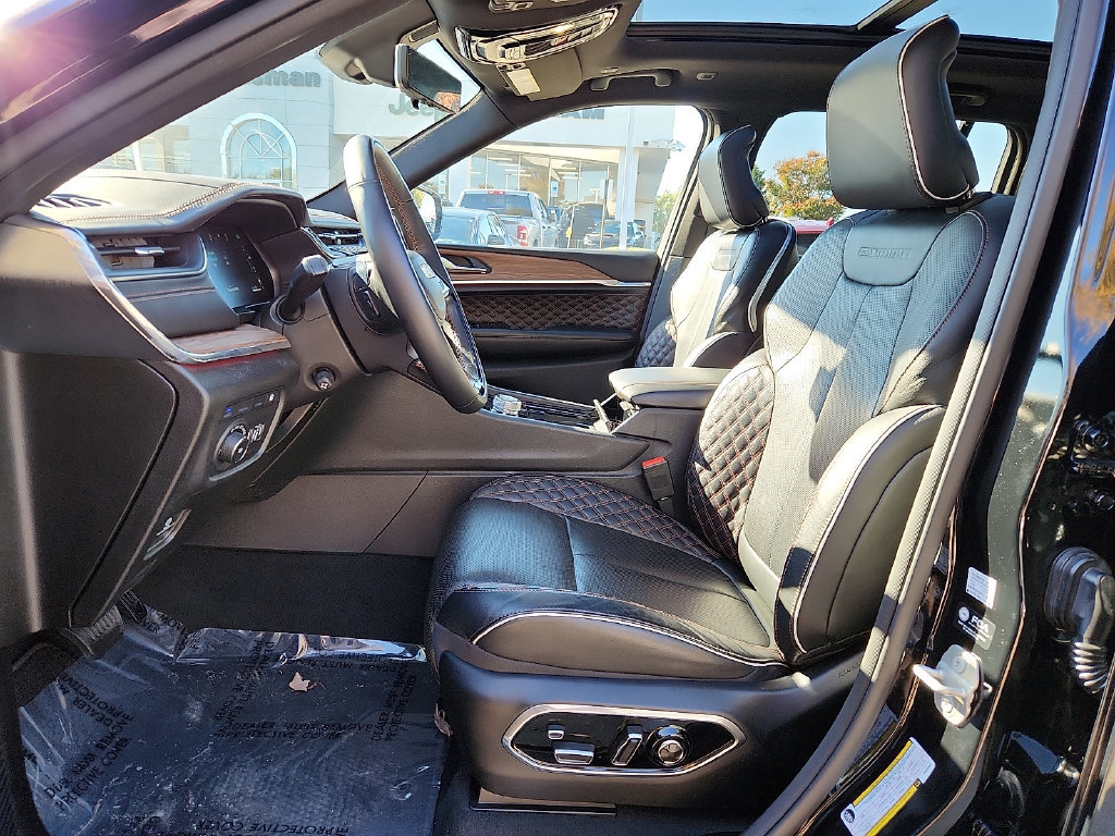 Used 2023 Jeep Grand Cherokee Summit w/ Advanced Protech Group IV AWD/4WD image 14