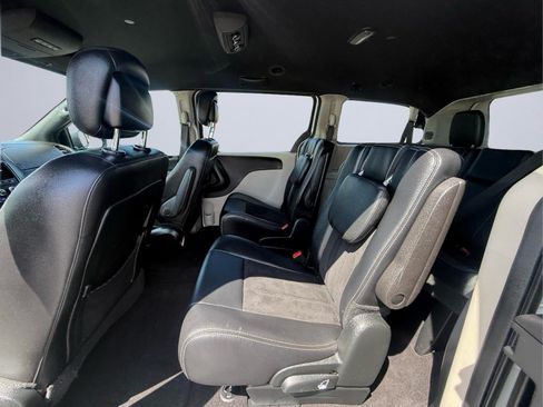 Used 2018 Dodge Grand Caravan SXT FWD image 16