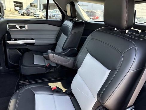 Used 2022 Ford Explorer XLT w/ Equipment Group 202A AWD/4WD image 16