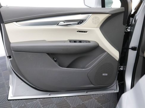 Used 2017 Cadillac XT5 Luxury w/ Driver Awareness Package AWD/4WD image 11