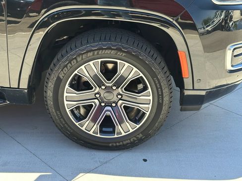 Certified 2024 Jeep Wagoneer Series II w/ Flexible Seating Group RWD image 14