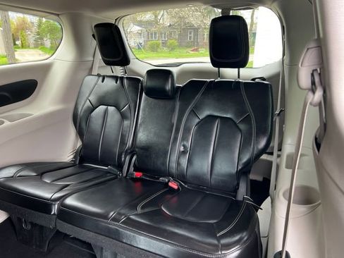 Used 2023 Chrysler Pacifica Touring-L FWD image 6