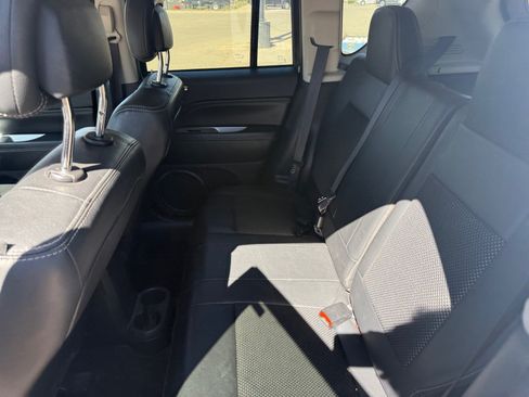 Used 2017 Jeep Compass Latitude FWD image 17