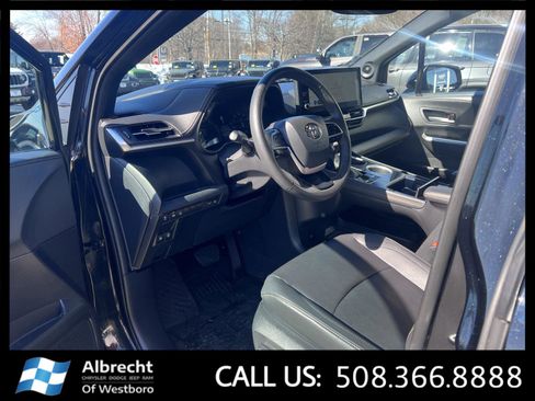Used 2025 Toyota Sienna XLE Woodland Edition image 9