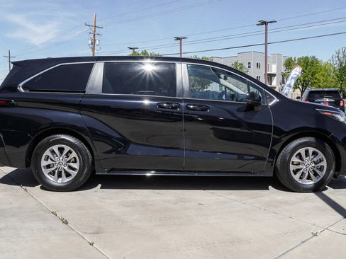 Used 2023 Toyota Sienna LE AWD/4WD image 9