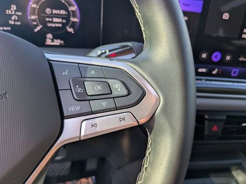 Certified 2025 Volkswagen Tiguan SE FWD image 26