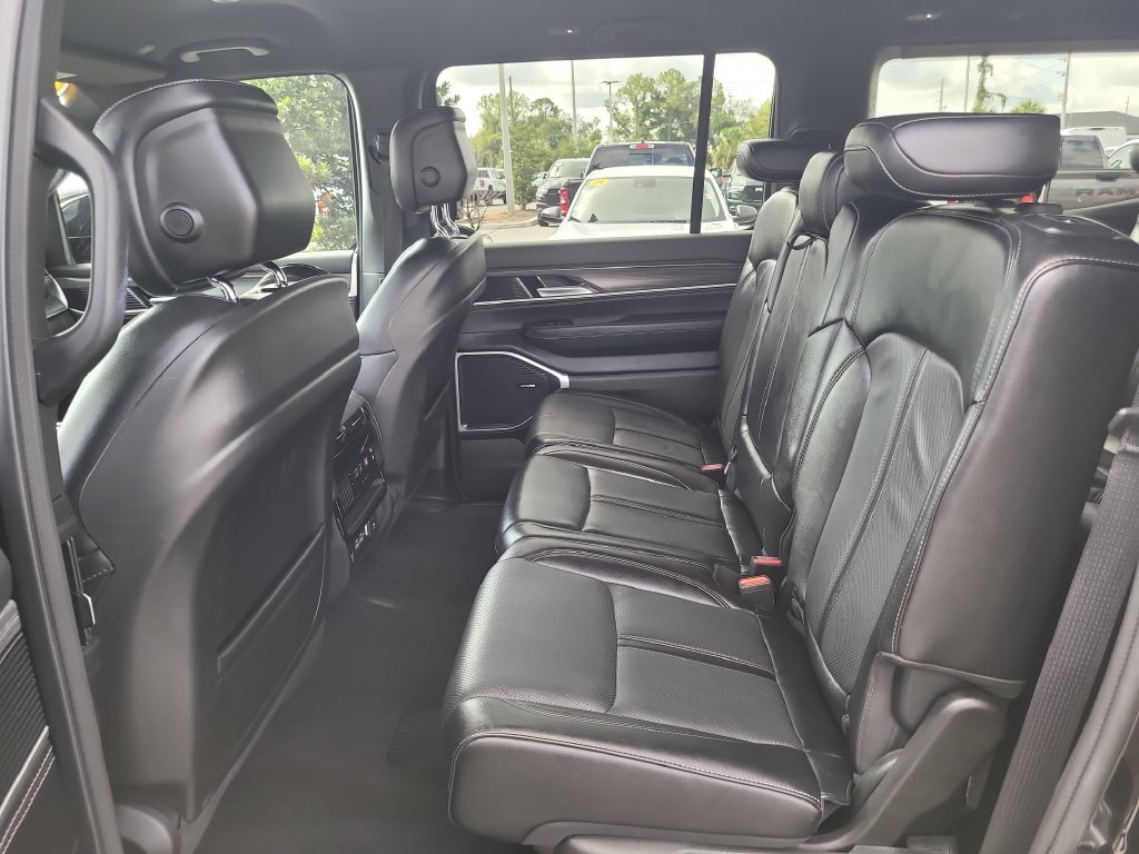 Certified 2024 Jeep Wagoneer Series II w/ Flexible Seating Group AWD/4WD image 13