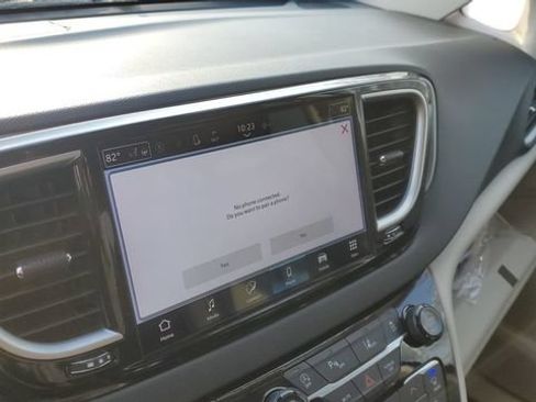 Used 2024 Chrysler Pacifica Touring-L FWD image 14