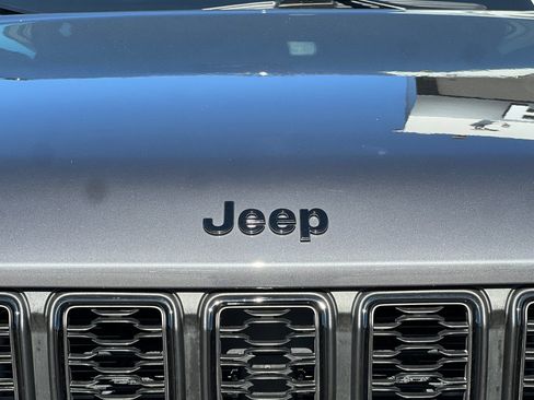 Used 2023 Jeep Grand Cherokee Laredo AWD/4WD image 43
