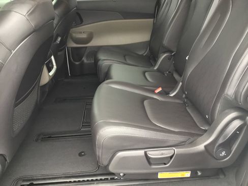 New 2026 Kia Carnival EX image 16