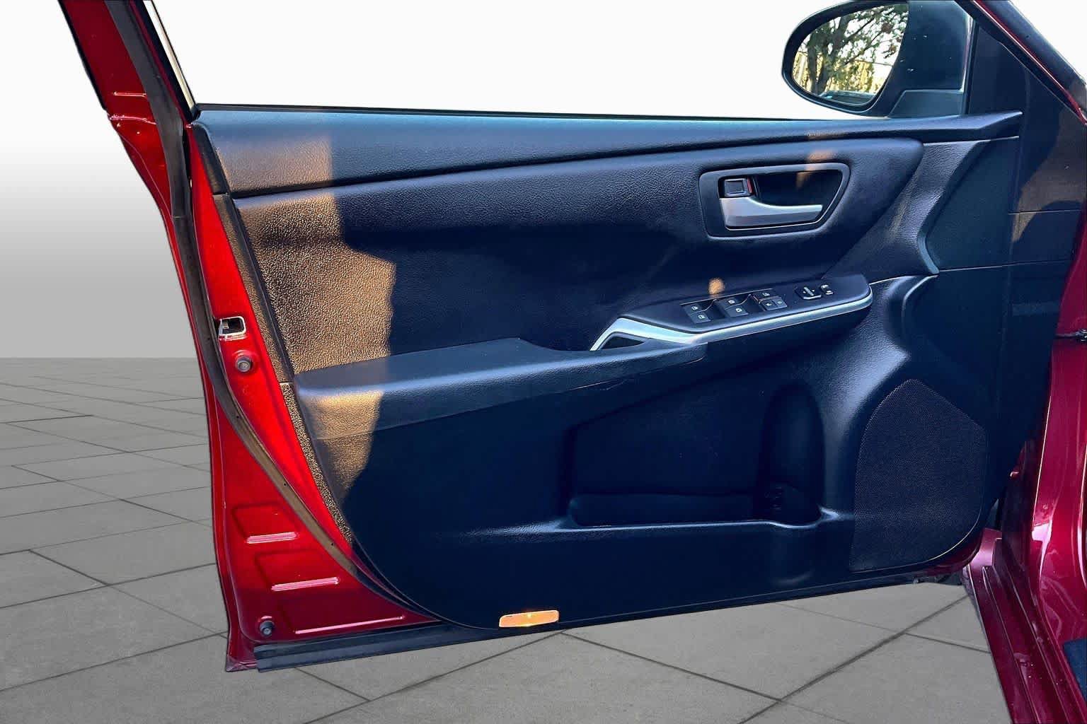 Used 2016 Toyota Camry SE FWD image 20