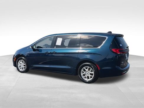 Used 2023 Chrysler Pacifica Touring-L FWD image 6