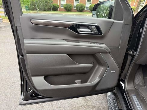 Used 2026 Chevrolet Suburban Z71 w/ Comfort Package AWD/4WD image 12