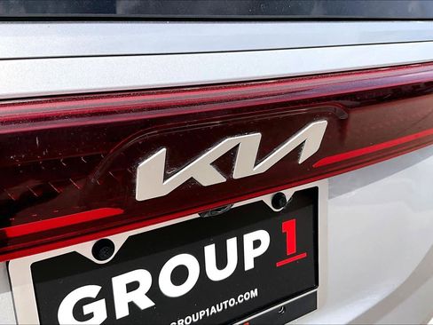 Used 2023 Kia Carnival LX image 10