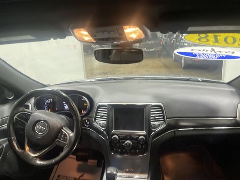 Used 2018 Jeep Grand Cherokee Limited image 23
