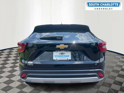 Used 2025 Chevrolet Trax LT w/ LT Convenience Package FWD image 5