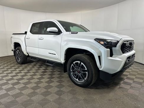 Used 2025 Toyota Tacoma TRD Sport w/ TRD Sport Upgrade Package AWD/4WD image 2
