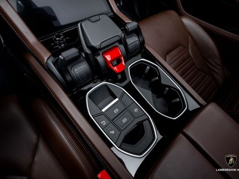 Used 2025 Lamborghini Urus SE image 30