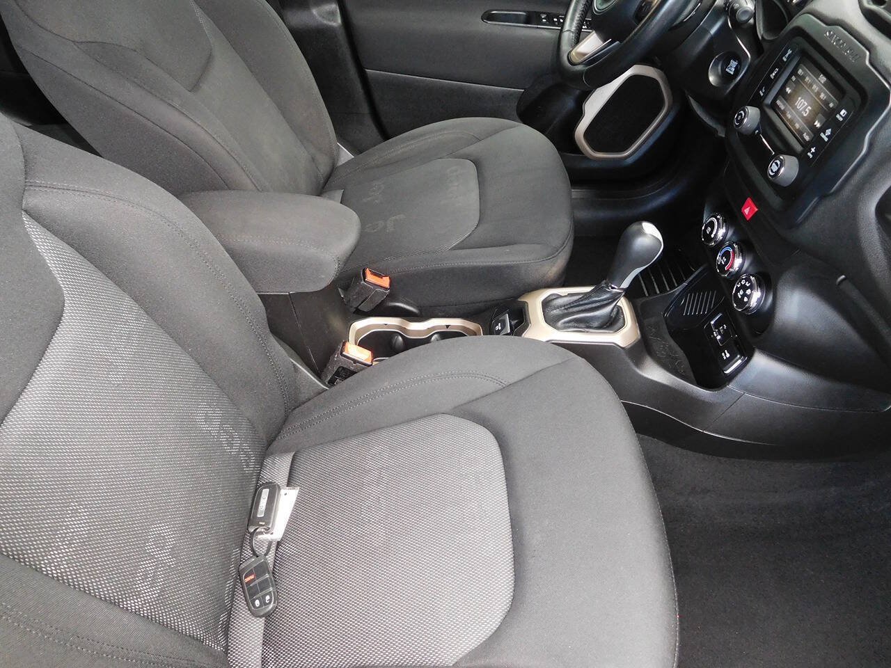 Used 2017 Jeep Renegade Latitude FWD image 14