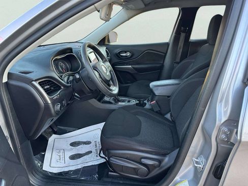 Used 2020 Jeep Cherokee Latitude FWD image 10
