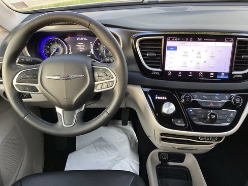 Used 2023 Chrysler Pacifica Touring-L FWD image 18