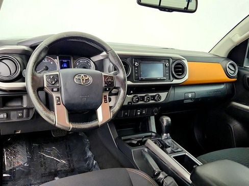 Used 2018 Toyota Tacoma SR5 RWD image 12