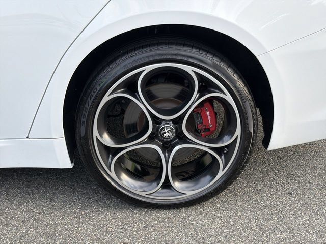 Used 2023 Alfa Romeo Giulia Veloce AWD/4WD image 11