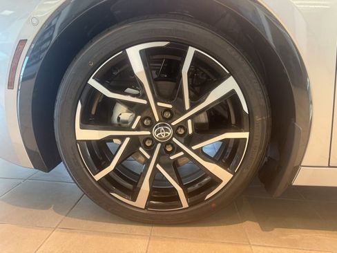 New 2025 Toyota Prius Plug-In Hybrid image 9