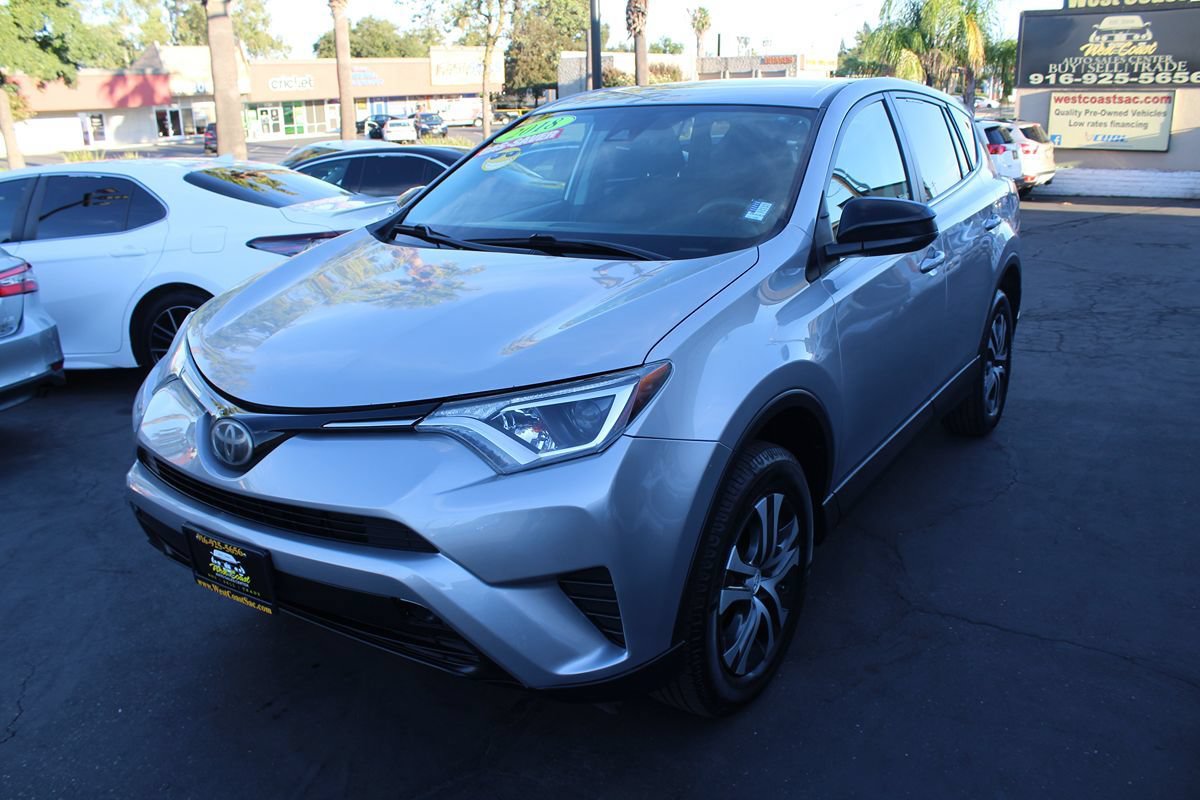 Used 2018 Toyota RAV4 LE FWD image 4