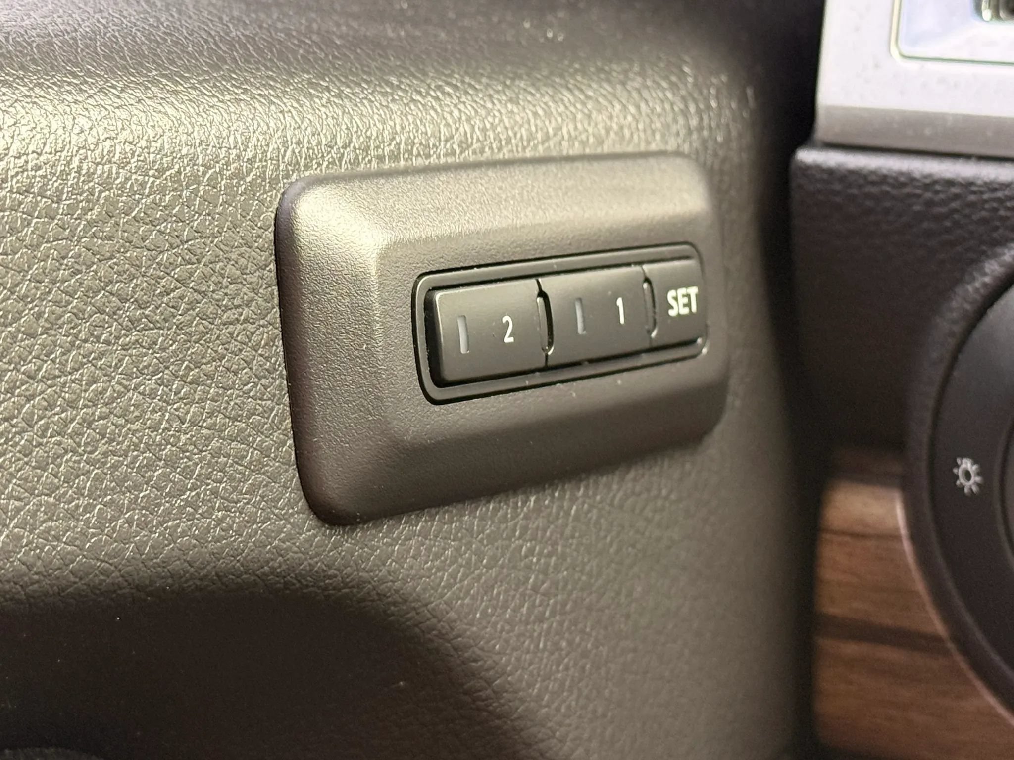 Used 2017 Nissan Titan SL w/ SL Towing Convenience Package RWD image 38