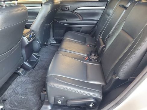 Used 2014 Toyota Highlander Plus FWD image 18