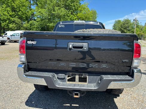 Used 2022 Toyota Tacoma TRD Off-Road AWD/4WD image 10