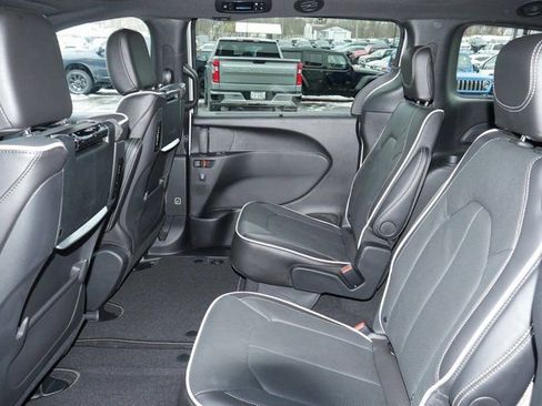 New 2026 Chrysler Pacifica Limited image 27
