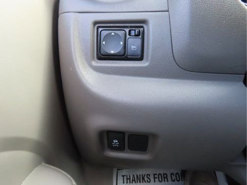 Used 2012 Nissan Versa SV image 22