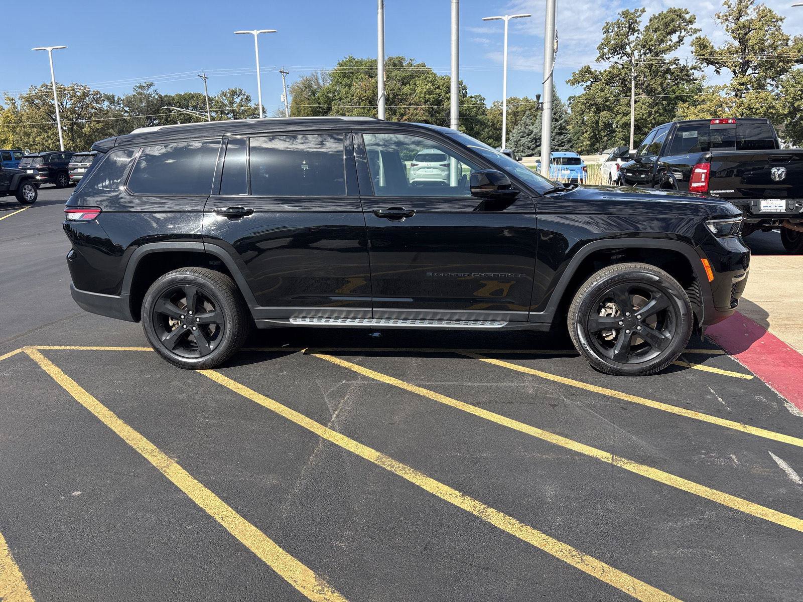 Used 2025 Jeep Grand Cherokee L Limited w/ Black Appearance Package AWD/4WD image 4