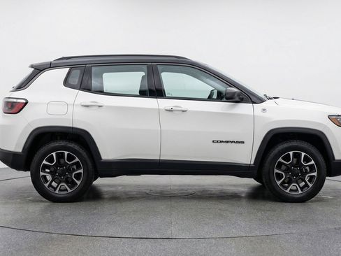 Used 2025 Jeep Compass Trailhawk AWD/4WD image 8