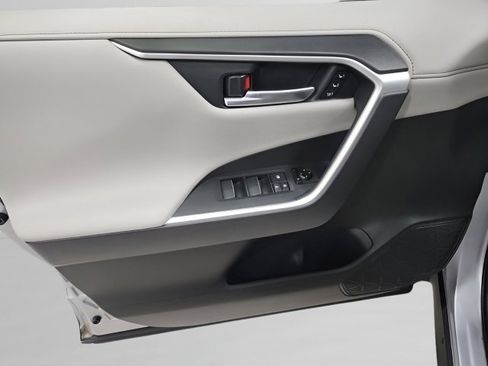 Used 2020 Toyota RAV4 Limited image 27