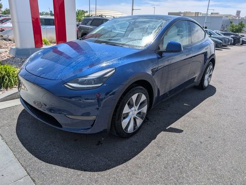 Used 2022 Tesla Model Y Long Range AWD/4WD image 3