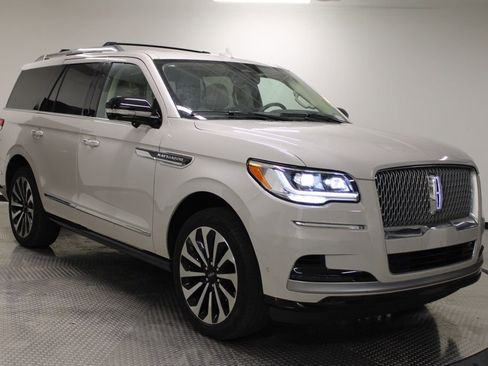 Used 2024 Lincoln Navigator Reserve image 9